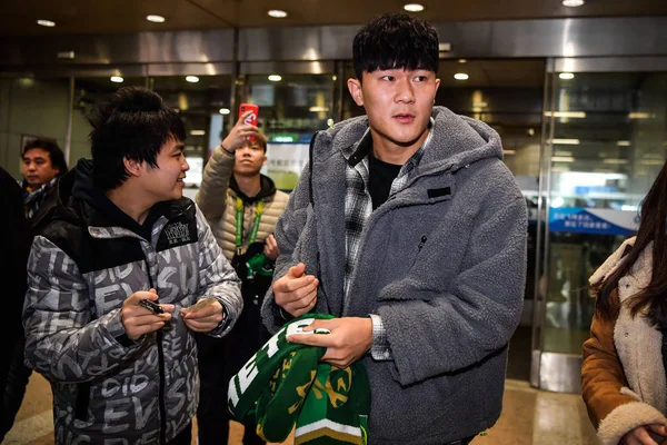 Jihokorejský Fotbalista Kim Min Jae Dorazí Pekingském Mezinárodním Letišti Přestěhování — Stock fotografie
