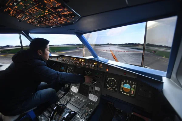Китайский Фермер Чжу Испытывает Кабине Самолета Airbus A320 Построенного Открытом — стоковое фото