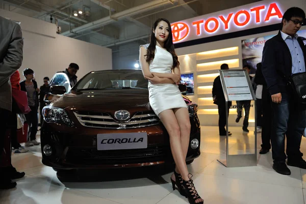 Een Model Met Een Corolla Faw Toyota Vormt Tijdens Een — Stockfoto
