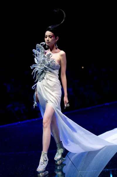 モデル提示のファッションショーで 中国の花嫁 中国でのドラゴンズ話 2012 Pei デザイナーの作成 — ストック写真