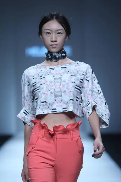 モデルは上海 2013年春夏ファッション ウィーク 中国の 2012 日彼女のファッションショーで中国ファッション デザイナー Helen Lee によって新しい創造を表示します — ストック写真