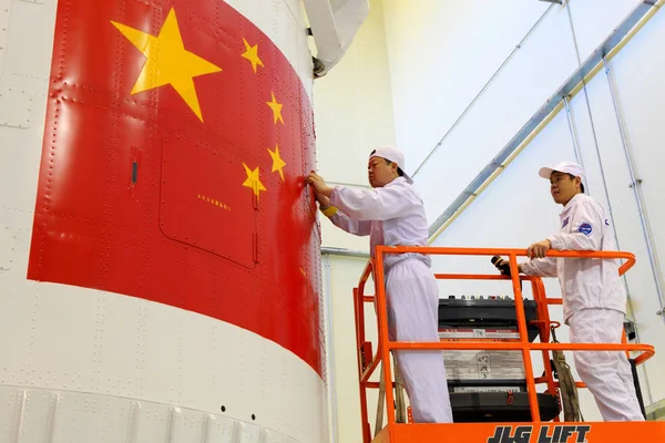 Chiński Inżynier Lotnictwa Sprawdza Upominek Shenzhou Shenzhou Statku Kosmicznego Jiuquan — Zdjęcie stockowe