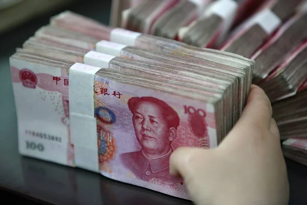 Chinese Clerk Counts Rmb Renminbi Yuan Bills Bank Huaibei City — Stock Photo, Image