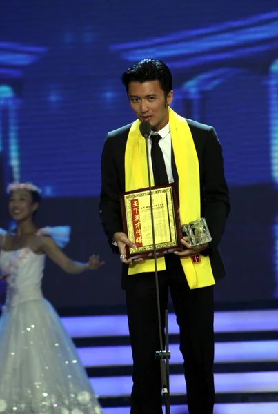 Hong Kong Actor Nicholas Tse Receives Trophy Releasing Ceremony 2012 — Stock Photo, Image