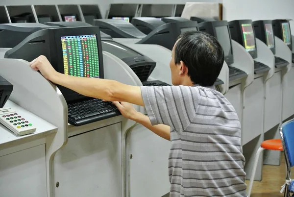 File Chinese Investor Looks Prices Shares Green Price Falling Stock — Stock Photo, Image