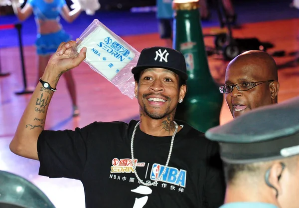 Nba Superstar Allen Iverson Left Throws Gift Fans Promotional Event — 图库照片