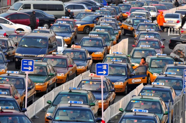 Motoristas Táxi Alinham Seus Carros Enquanto Aguardam Passageiros Praça Frente — Fotografia de Stock