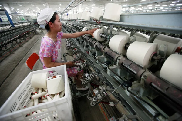 Női Kínai Munkavállaló Kezeli Termelés Fonal Exportálhatók Délkelet Ázsiában Spinning — Stock Fotó