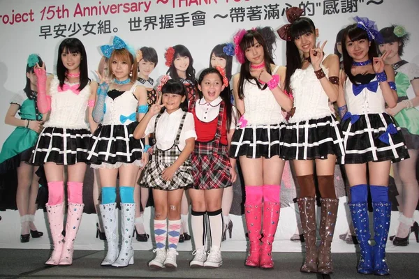 Členové Japonské Pop Idol Dívčí Skupiny Morning Musume Představují Dvě — Stock fotografie