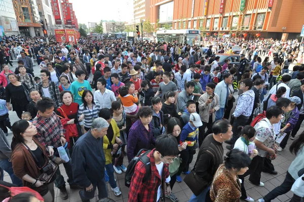 Turister Folkmassan Shoppinggatan Wangfujing Semester Nationaldagen Beijing Kina Oktober 2012 — Stockfoto