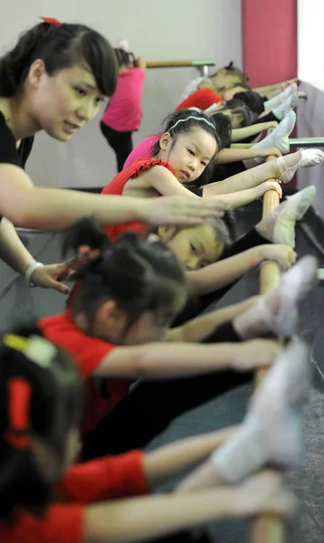 Professeur Chinois Guide Les Jeunes Filles Pratiquer Ballet Dans Centre — Photo