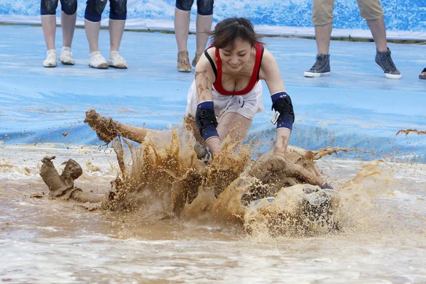 Meninas Vestindo Biquíni Jogar Futebol Lama Parque Aquático Cidade Zhengzhou — Fotografia de Stock