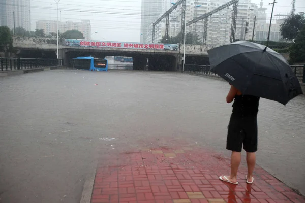 Pedestre Espera Por Ônibus Uma Rua Inundada Durante Chuvas Fortes — Fotografia de Stock