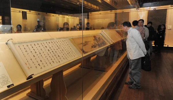 Visitantes Veem Pinturas Chinesas Antigas Obras Caligrafia Durante Exposição Obras — Fotografia de Stock