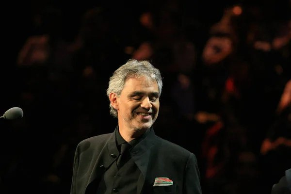 Włoski Tenor Andrea Bocelli Wykonuje Podczas Wschodu Spotyka Koncert Zachodni — Zdjęcie stockowe