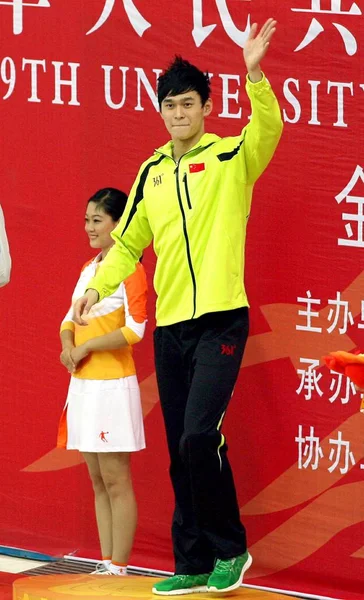 Gullmedaljevinneren Svømmemesteren Sun Yang Bølgene Podiet 200 Meter Svømming Kinas – stockfoto