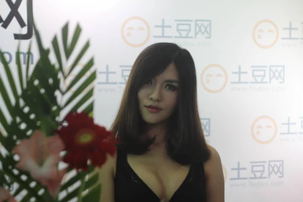 2012年7月26日 在中国上海新国际中心举行的第十届中国数字娱乐博览会暨大会 2012中国欢乐 一位性感的秀女摆出姿势 — 图库照片