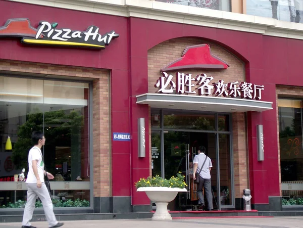 Piéton Passe Devant Restaurant Pizza Hut Dans Ville Nanjing Province — Photo
