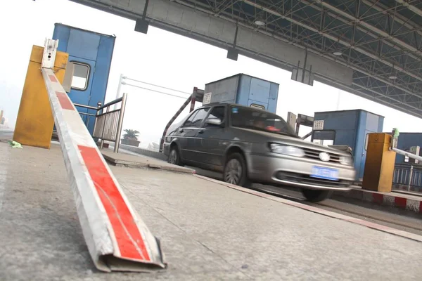 Carro Passa Pela Estação Pedágio Ponte Rodoviária Rio Amarelo Zhengzhou — Fotografia de Stock