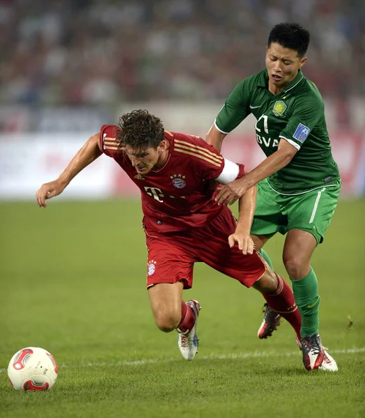 Mario Gomez Bayern Munich Controls Ball Friendly Match Beijing Guoan — Stock Photo, Image