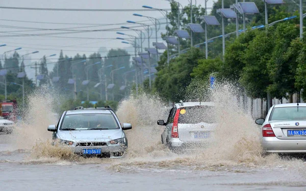 Αυτοκίνητα Ταξιδεύουν Πλημμυρισμένο Δρόμο Μετά Από Έντονη Βροχή Στην Πόλη — Φωτογραφία Αρχείου