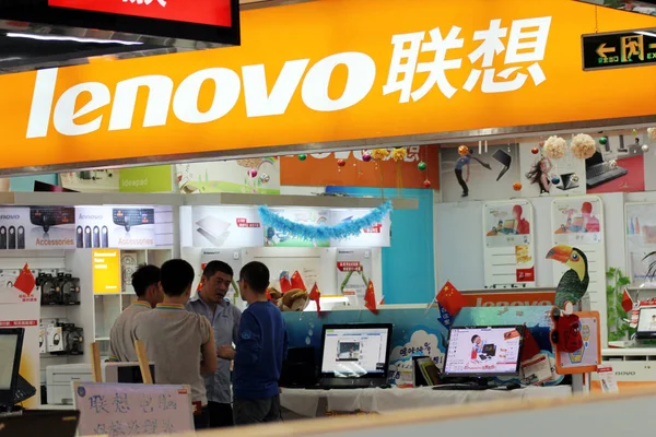 Kinesiska Kunder Köper Lenovo Datorer Ett Köpcentrum Qingdao City East — Stockfoto