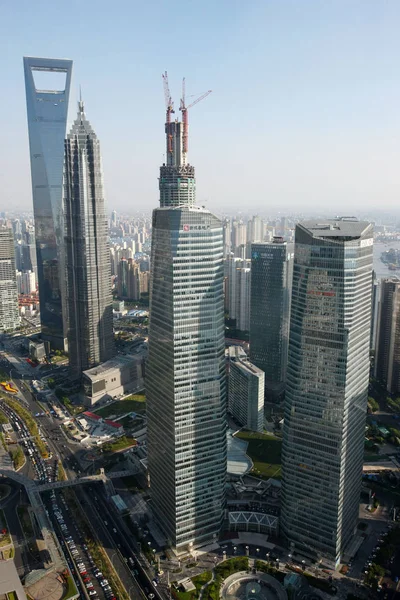 陆家嘴金融区天际线与 Ifc 国际金融中心 上海环球金融中心 金茂大厦 上海大厦正在建设中 和其他摩天大楼 — 图库照片
