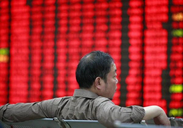 2012年5月4日 中国东部安徽省淮北市一家股票经纪公司的股价 价格上涨为红色 价格下跌为绿色 — 图库照片