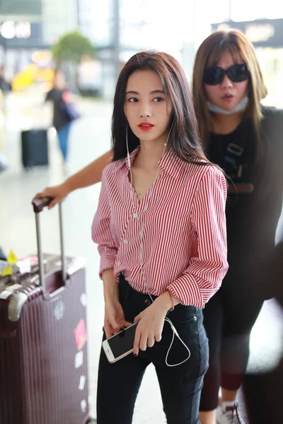 Chanteuse Actrice Chinoise Jingyi Arrive Aéroport International Shanghai Hongqiao Avant — Photo