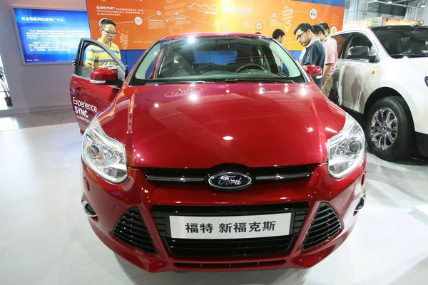 Посетители Смотрят Ford New Focus Время Выставки Шанхае Китай Июня — стоковое фото