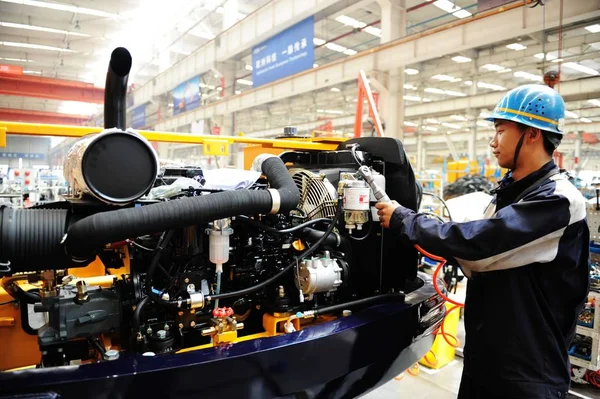 Chinese Worker Prepares Parts Assembly Line Heavy Trucks Auto Plant — Stock Photo, Image