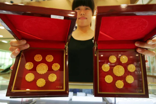 Kinesisk Anställd Visar Uppsättningar Guld Mooncakes För Mid Autumn Festival — Stockfoto