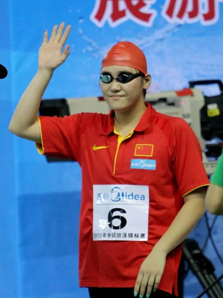 Олимпийский Чемпион Китая Плаванию Шивэнь Машет Перед Зрителями Перед Финалом — стоковое фото