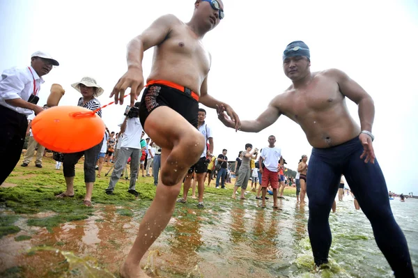 Jarige Xue Die Zijn Rechterbeen Stappen Verloor Water Bathing Beach — Stockfoto