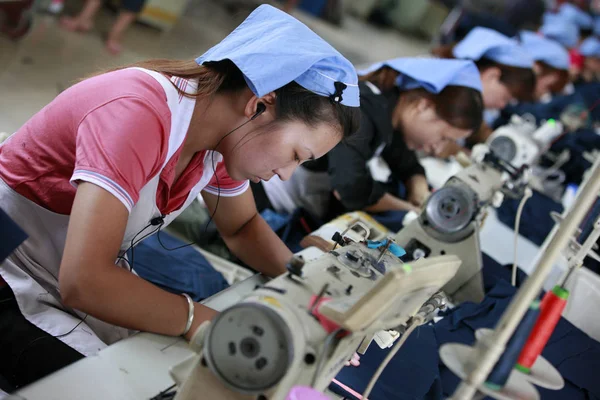 Lavoratrici Cinesi Cuciono Vestiti Esportare Nel Sud Est Asiatico Una — Foto Stock