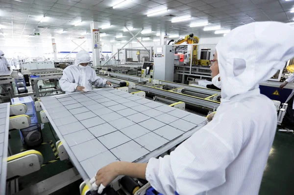 Trabajadores Chinos Ensamblan Paneles Solares Con Células Fotovoltaicas Plnat Condado — Foto de Stock