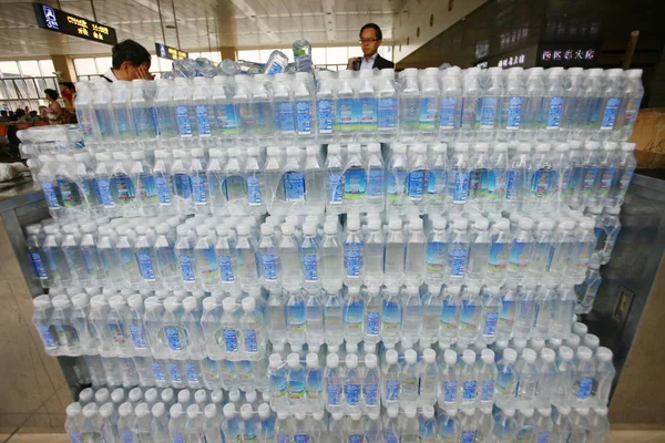 Bottiglie Acqua Minerale Tibet 5100 Sono Distribuiti Presso Stazione Ferroviaria — Foto Stock