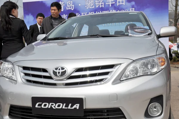 Los Visitantes Observan Toyota Corolla Durante Una Exposición Automóviles Ciudad — Foto de Stock