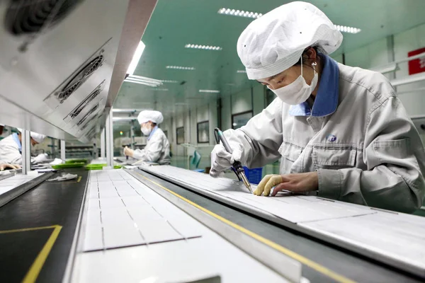 Trabajadores Chinos Sueldan Células Fotovoltaicas Paneles Solares Para Ser Exportadas — Foto de Stock