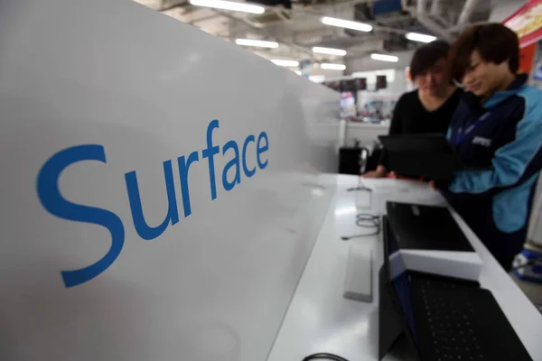 Китайський Персонал Члени Спробувати Microsoft Surface Планшетний Suning Побутової Техніки — стокове фото
