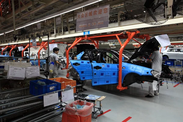 Trabajadores Fábricas Chinas Ensamblan Coches Volkswagen Línea Montaje Una Planta — Foto de Stock