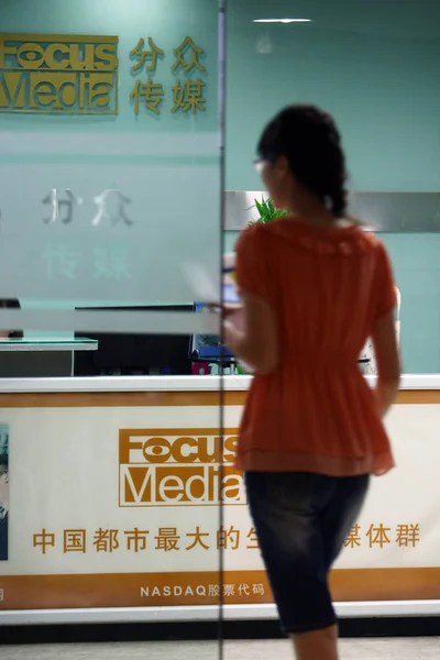Ein Chinesischer Angestellter Betritt Die Zentrale Von Focus Media Shanghai — Stockfoto