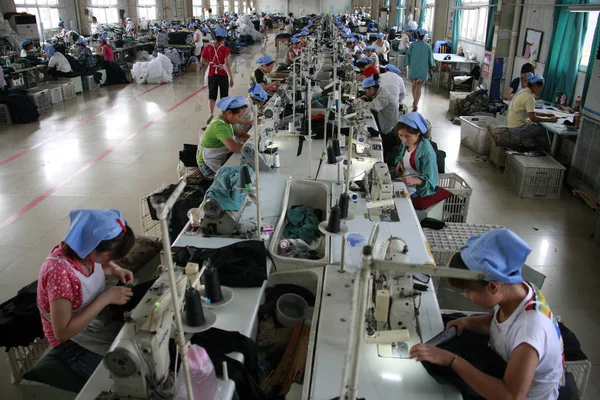 Китайские Рабочие Шьют Одежду Швейной Фабрике Городе Хуайбэй Провинция Аньхой — стоковое фото