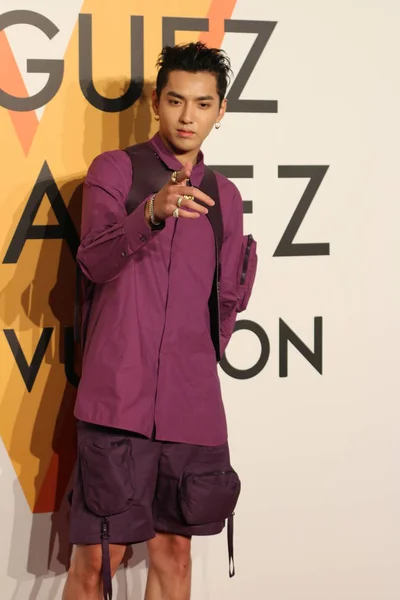 Kínai Énekes Színész Kris Vagy Yifan Megérkezik Louis Vuitton Volez — Stock Fotó