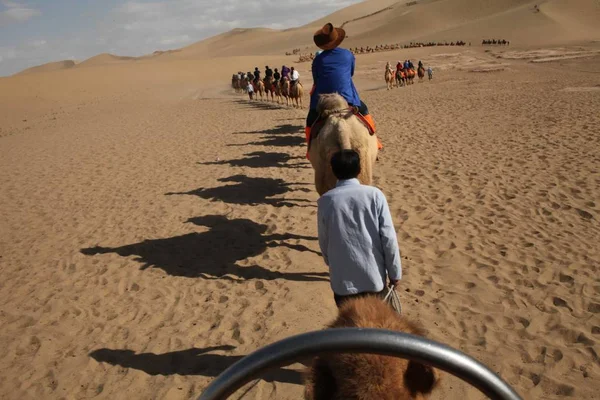 Los Turistas Montan Camellos Desierto Lago Crescent Moon Yueyaquan Lugar — Foto de Stock