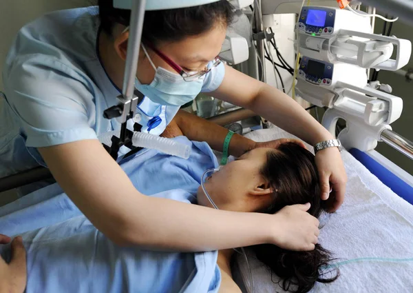 Μια Νοσοκόμα Παρευρίσκεται Στην Κινεζική Δασκάλα Ζανγκ Λίλι Οποία Έχασε — Φωτογραφία Αρχείου