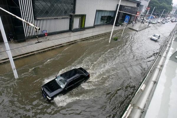 Cars Brave Floods Caused Heavy Rain Wuhan City Central Chinas — Stock Photo, Image
