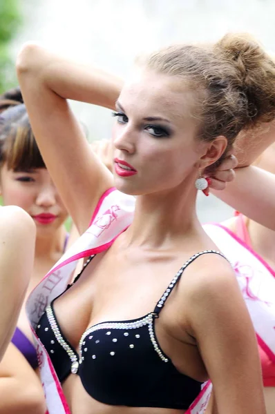 Zawodnik Miss Ecotourism World Competition 2012 Stwarza Podczas Wizyty Nanjing — Zdjęcie stockowe