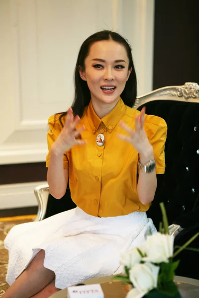 中国の女優 スーパーサイヤは 2012 日北東中国遼寧省瀋陽市で Fiyta 時計の支持活動中にインタビューします — ストック写真