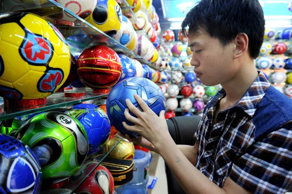 Китаєць Купує Футбольні Ячі Міжнародної Торгівлі Наше Місто Місто Сходу — стокове фото